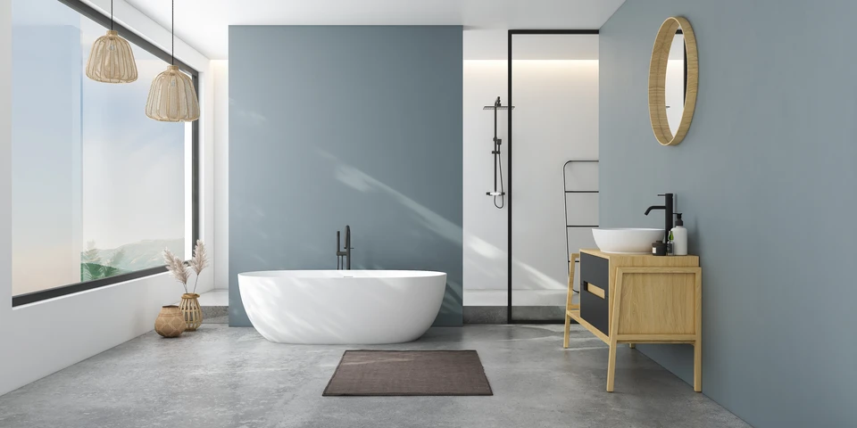 Salle de bain moderne avec douche à l'italienne ouverte, parois vitrées et receveur blanc